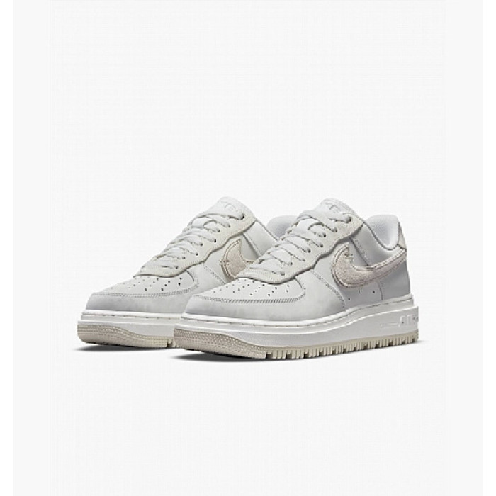 Чоловічі кросівки Nike Air Force 1 Luxe DD9605-100